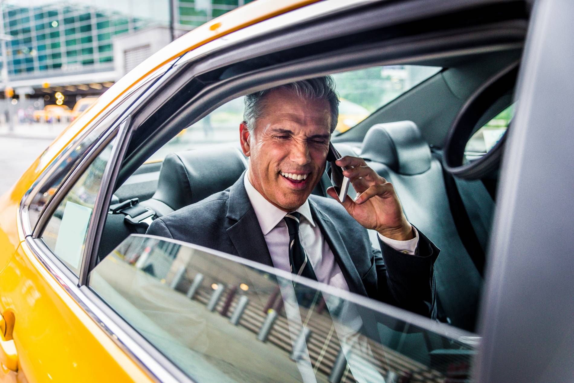 Senior corporate manager with elegant suit outdoors - Businessman in New York TAXIS DELPU